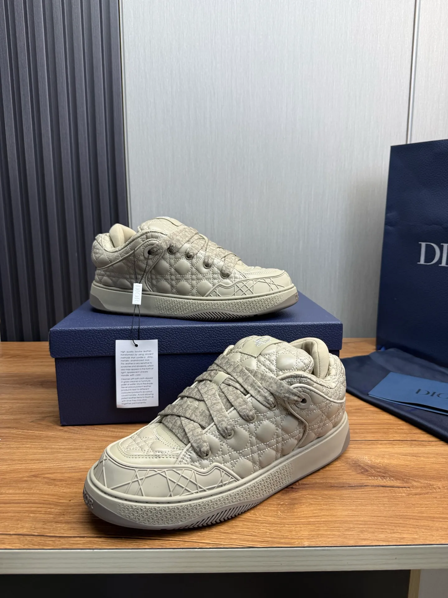 Men's shoes 💰800💰 Dior sneakers enrich the classic series with fashionable retro style. Carefully crafted, they can be paired with casual looks all year round. Dad Shoes style shoes that follow the trend of the retro market ▪️ Fabric: Original custom embroidered cowhide ▪️ Lining: Imported breathable mesh ▪️ Sole: Original molded non-slip outsole ▪️ Size: 38-45 (45 is custom-made and cannot be returned)